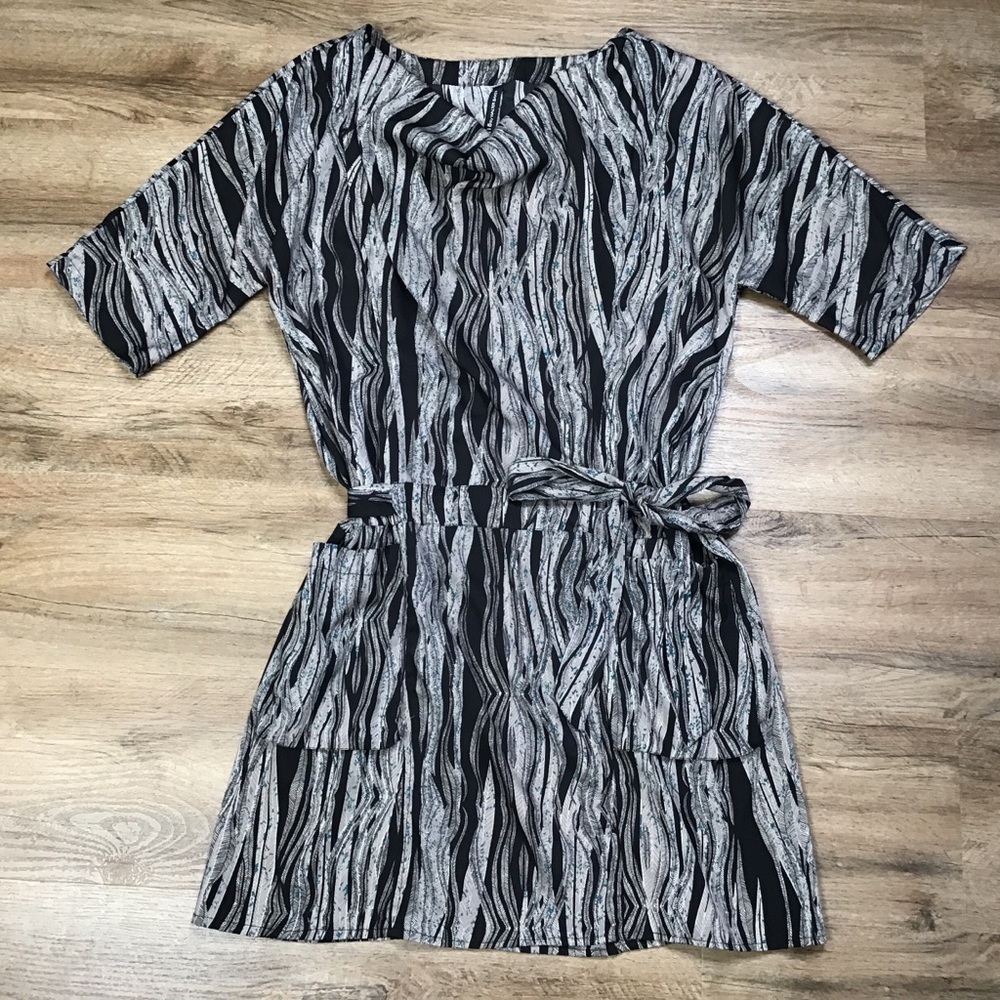 W118 Walter Baker Dress Size M Abstract Print Tie Sash Pockets Black White